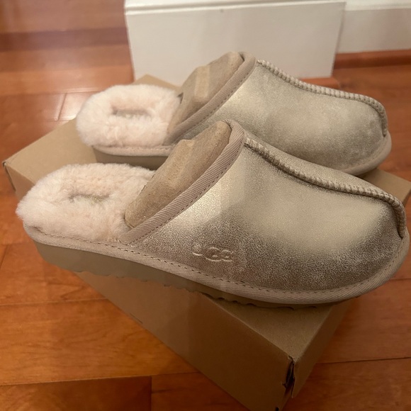 NIB UGG KEEGAN COZY SOFT SLIPPERS IN METALLIC KID SIZE 3 - Picture 1 of 4